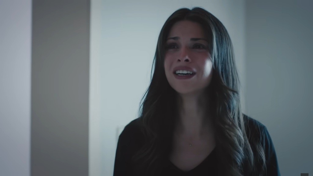 Ayse zastaje puste mieszkanie.