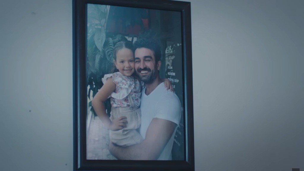 Ramka ze zdjęciem Ferita i Dogi, wisząca na ścianie.