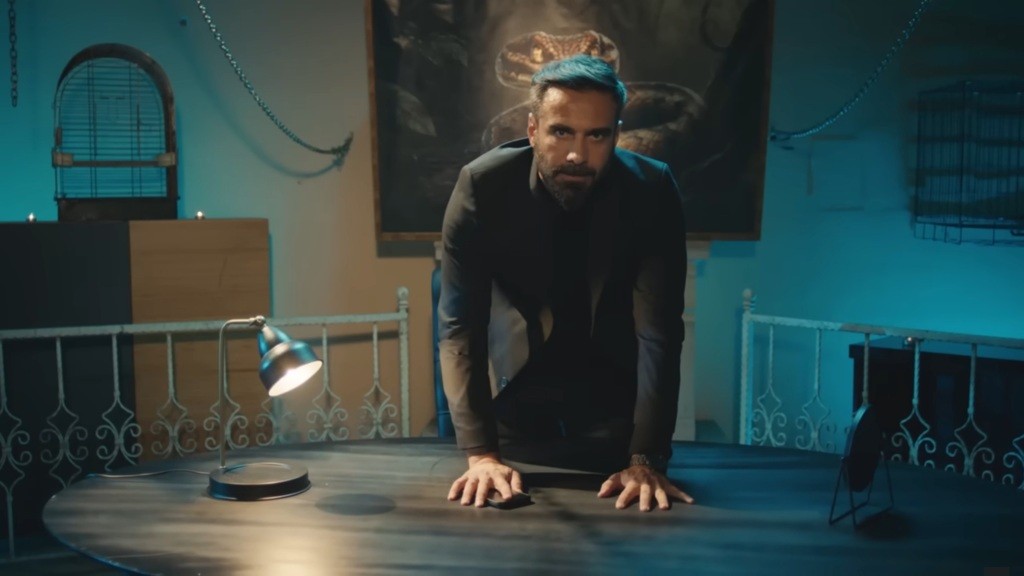 Trucizna jest wściekły. Stojąc, opiera ręce o stolik.