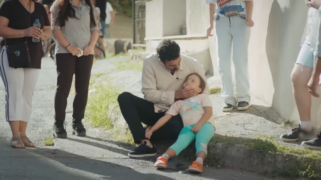 Ferit znajduje półprzytomną Dogę.