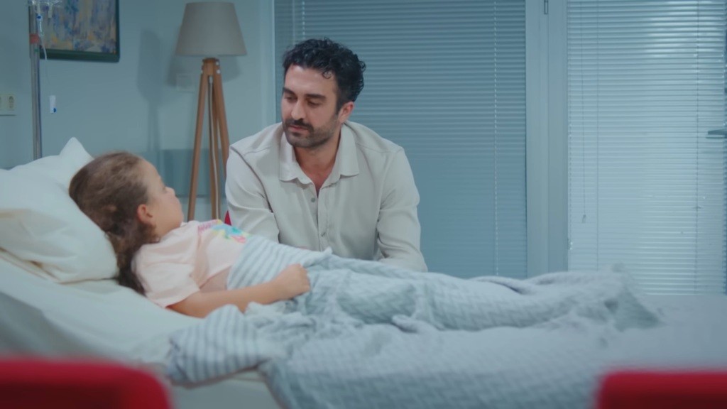 Ferit jest przy łóżku Dogi.