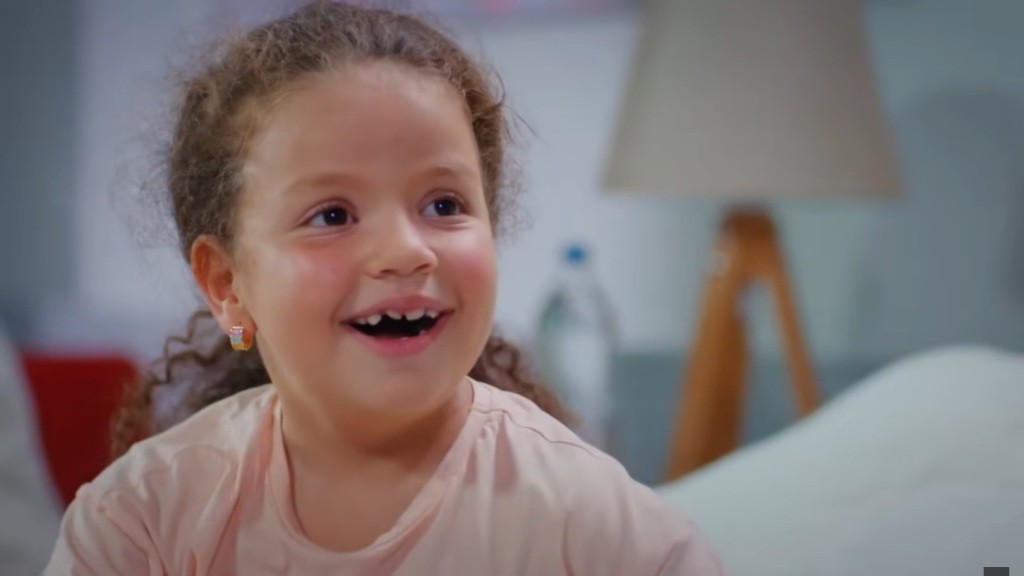 Twarz Dogi wybucha radością.