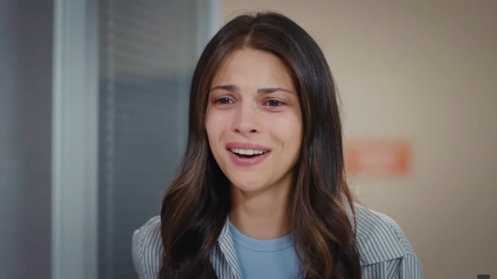 Ayse wybucha szczęściem.