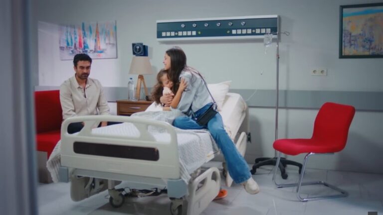 Ayse przytula córkę. Siedzący obok Ferit spuszcza głowę.