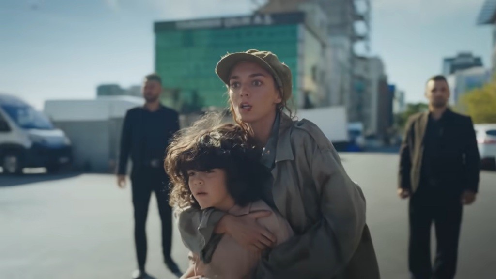 Nana obejmuje Yusufa. Obok stoi dwóch drabów Trucizny.