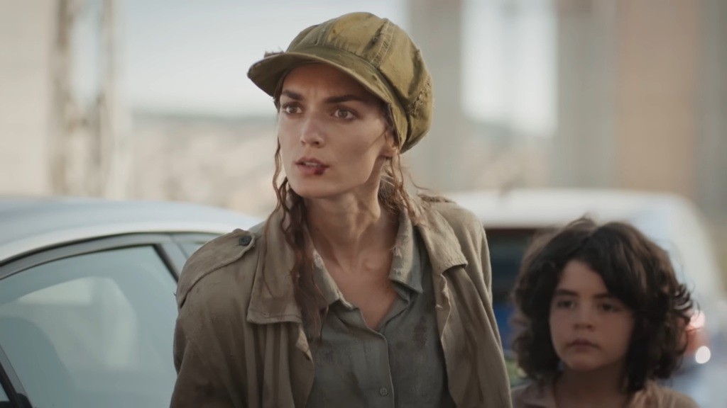 Nana patrzy groźnie. Za nią stoi Yusuf.