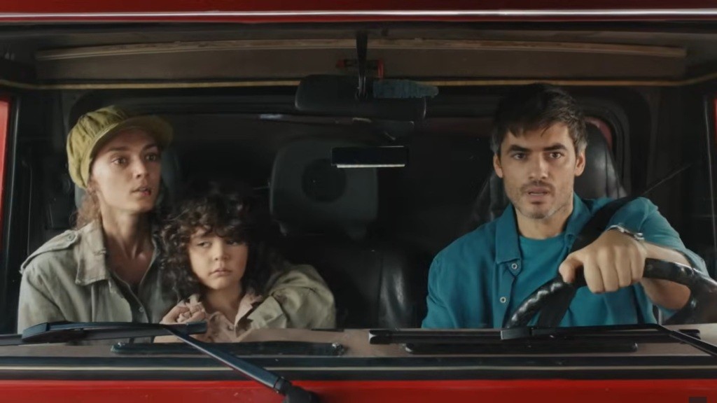 Nana, Yusuf i siedzący za kierownicą Poyraz.