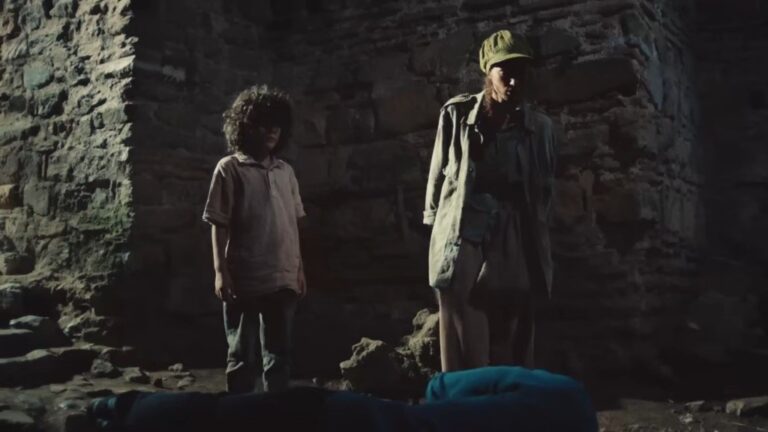 Yusuf i Nana patrzą na nieprzytomnego intruza.