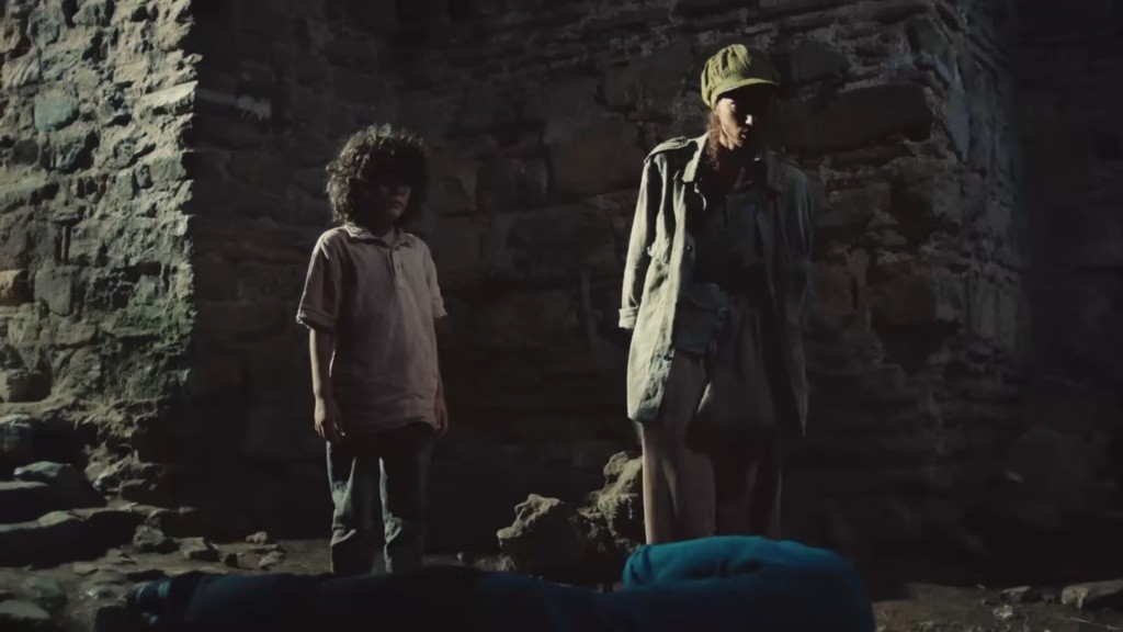 Yusuf i Nana patrzą na nieprzytomnego intruza.