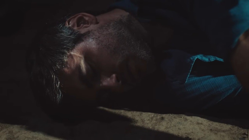 Zbliżenie na twarz nieprzytomnego Poyraza.