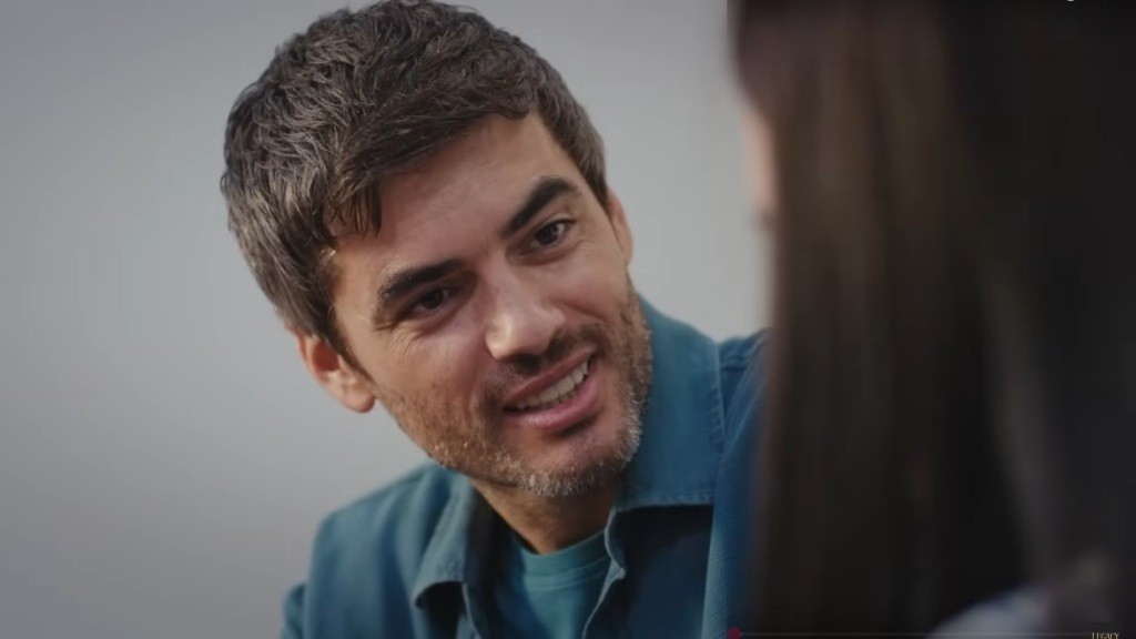 Poyraz uśmiecha się.