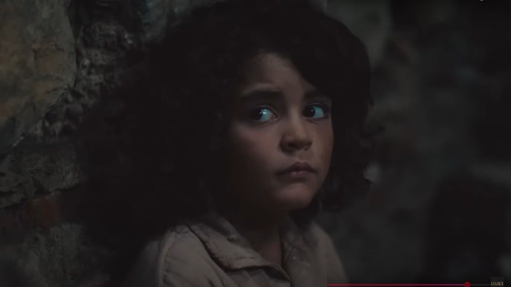 Yusuf spogląda na Nanę z poczuciem winy.