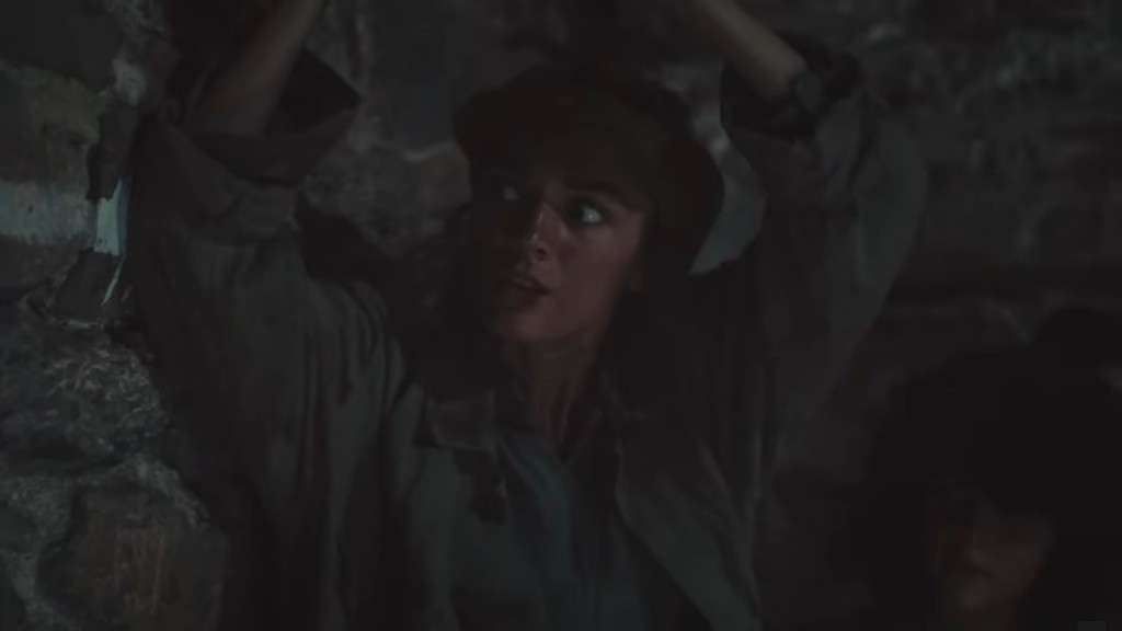 Nana unosi ręce nad głowę, gotowa do zadania ciosu.