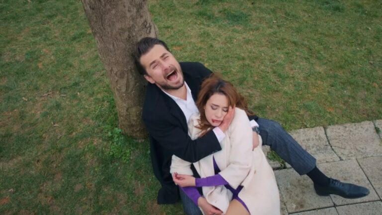 Elif umiera w ramionach Kuzeya. On wydaje z siebie pełen bólu okrzyk.
