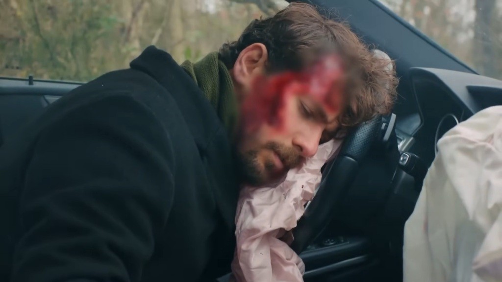 Kuzey tuż po wypadku samochodowym. Jego głowa spoczywa na kierownicy, z której wystrzeliła poduszka.