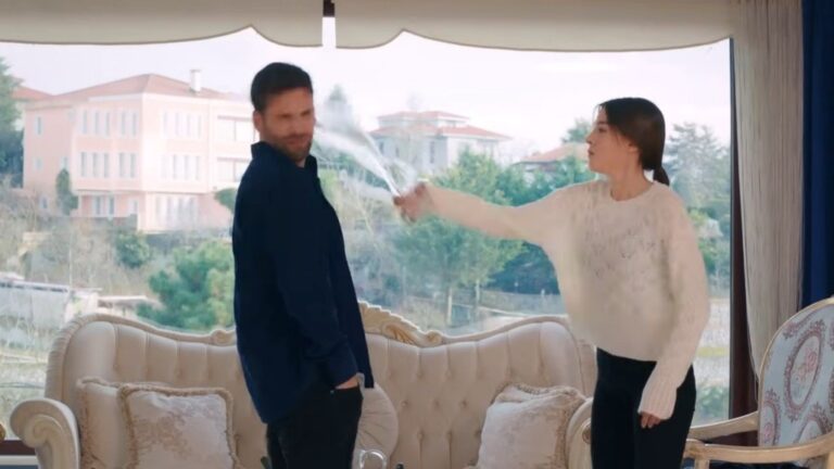 Zeynep wylewa wodę Ardzie prosto w twarz.