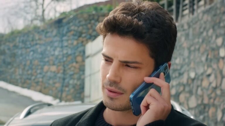 Ege rozmawia przez telefon.