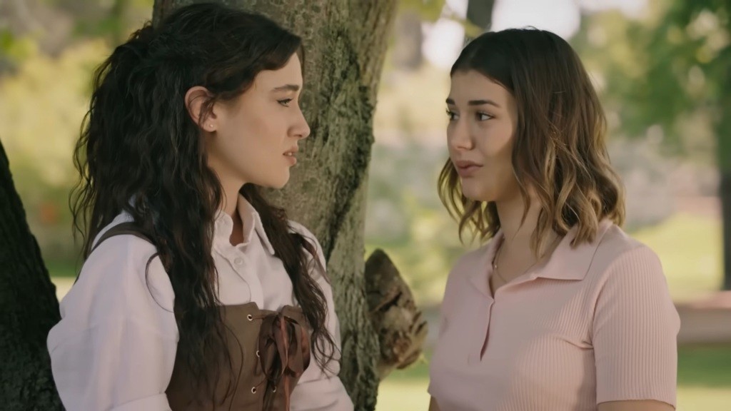 Zeynep i Selma w ogrodzie.