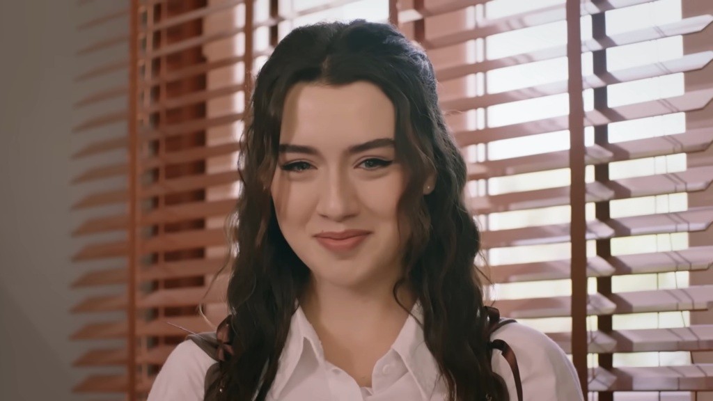 Zeynep uśmiecha się ciepło.