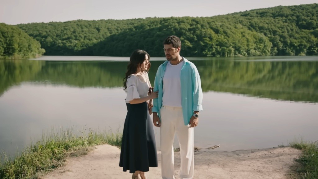 Zeynep i Halil nad jeziorem.