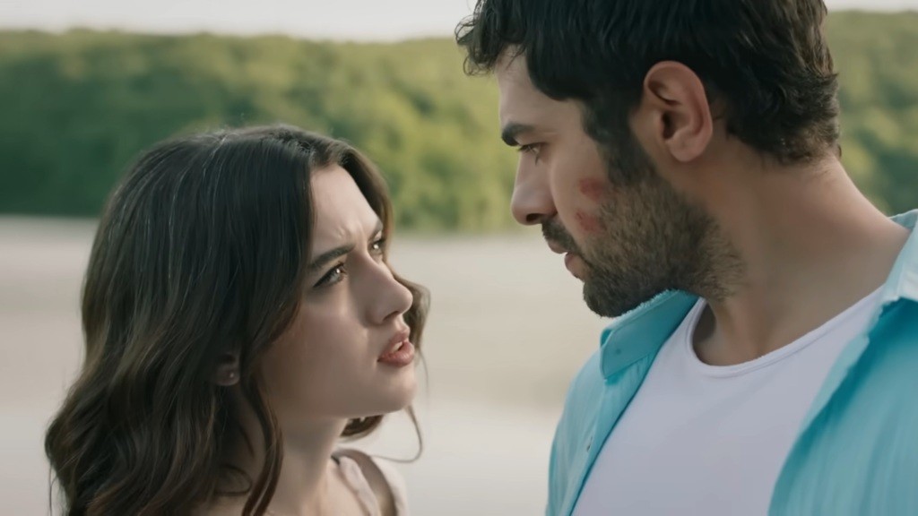 Zeynep i Halil blisko siebie.