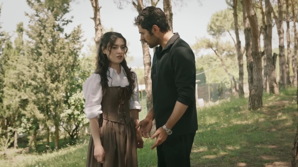 Zeynep i Halil rozmawiający za altaną.