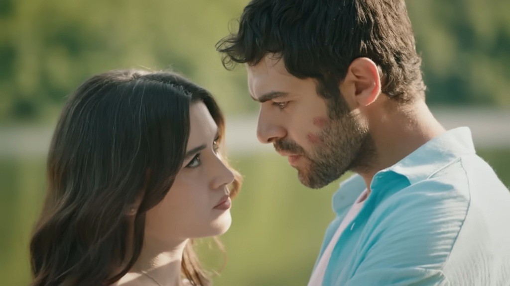 Zeynep i Halil patrzą sobie prosto w oczy.