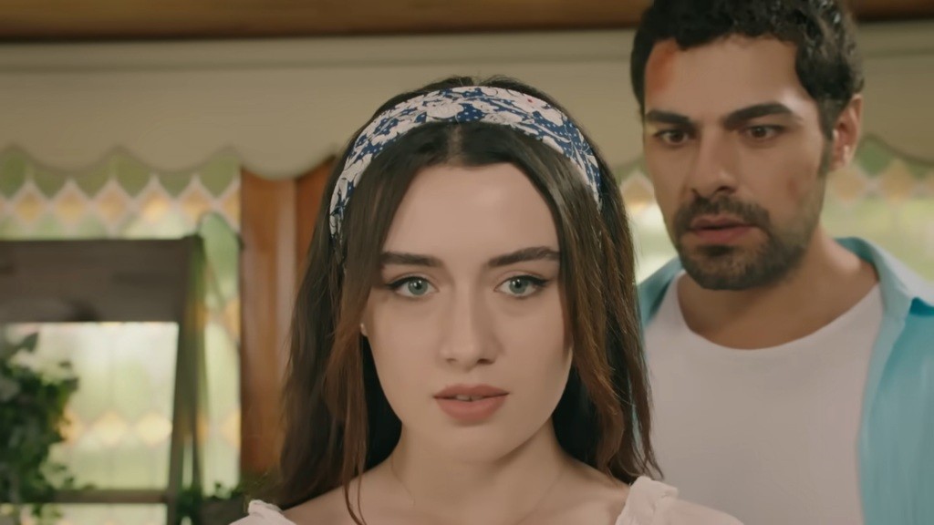 Scena w pracowni. Halil stoi za Zeynep.