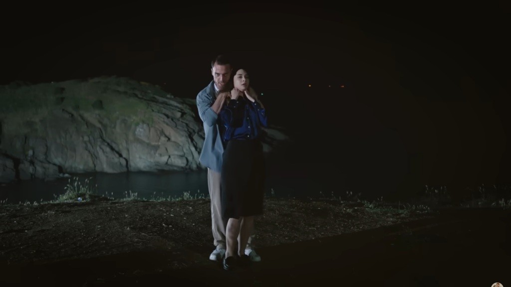 Alper wywozi Asu w odludne miejsce, w nocy.