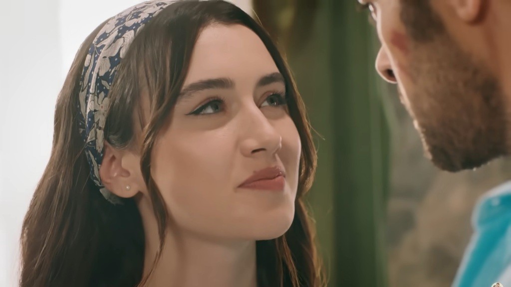 Zeynep uśmiecha się.
