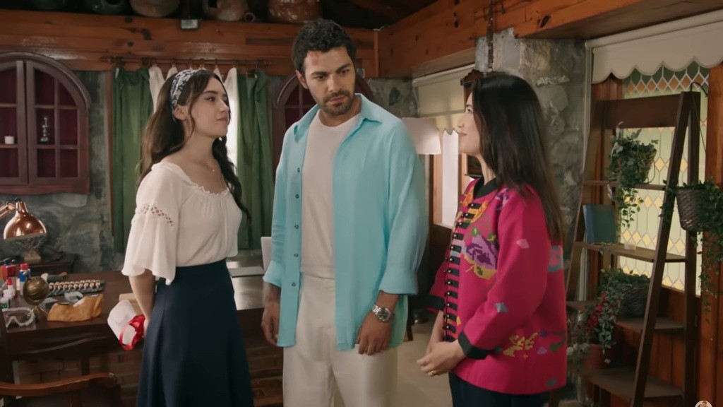 Zeynep, Halil i Gulhan w pracowni.