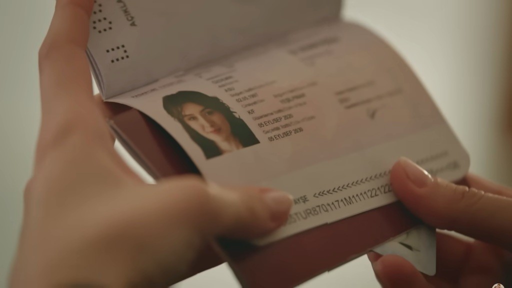 Fałszywy paszport ze zdjęciem Zeynep, ale danymi Asu.