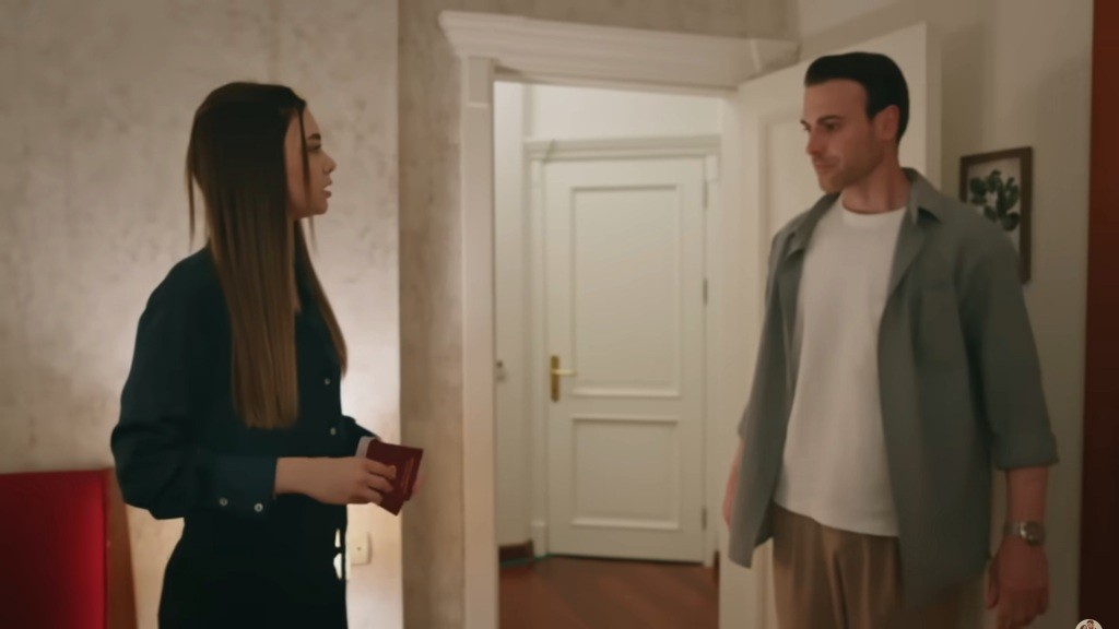 Alper przyłapuje Asu z paszportami w rękach.