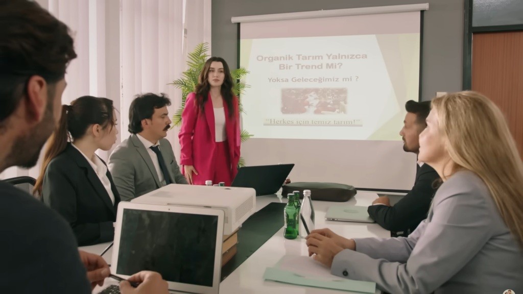 Zeynep prowadzi prezentację.