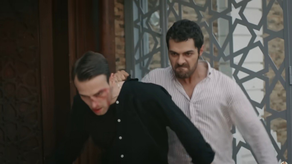 Halil wyrzuca Alpera za drzwi.