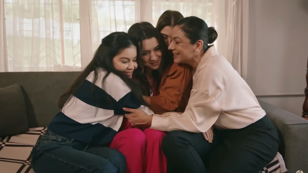 Merve, Zeynep, Selma i Tulay we wspólnym uścisku w oficynie.