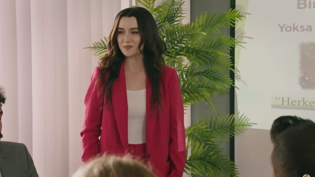 Zeynep podczas prezentacji biznesowej.