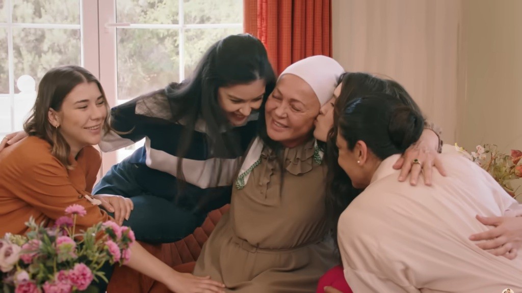 Selma, Merve, Zumrut, Zeynep i Tulay we wspólnym uścisku.