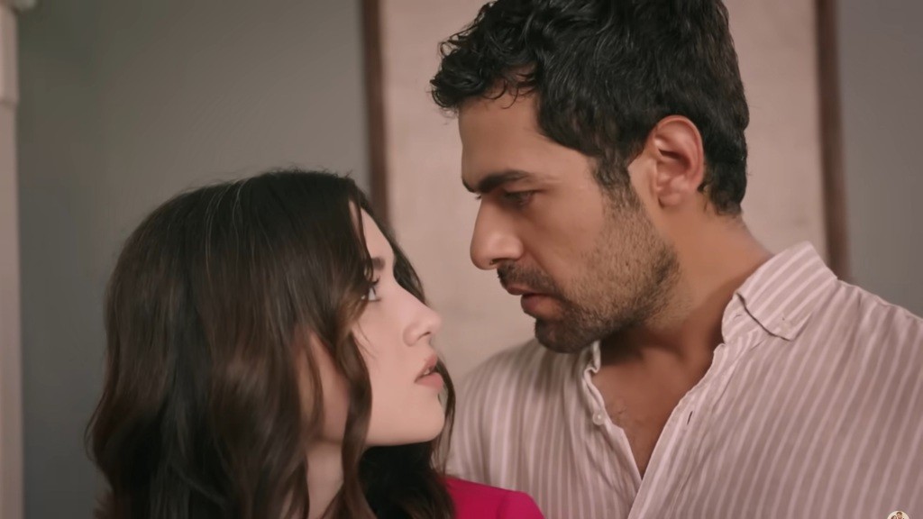 Zeynep i Halil patrzą sobie w oczy.