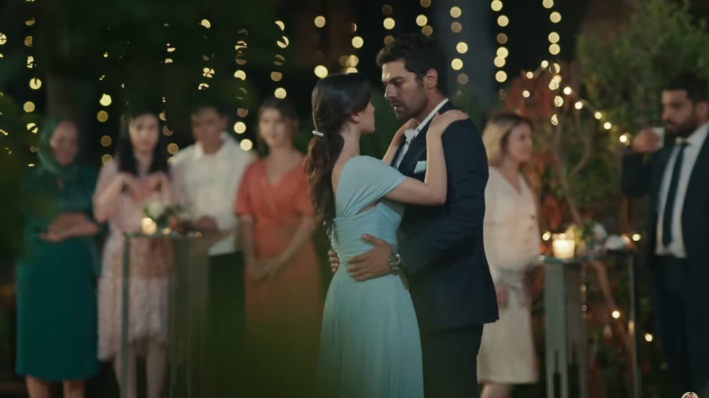 Halil obejmuje Zeynep w talii.