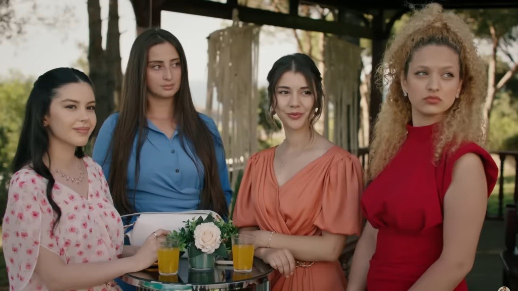 Merve i Selma oraz dwie inne kobiety na przyjęciu.
