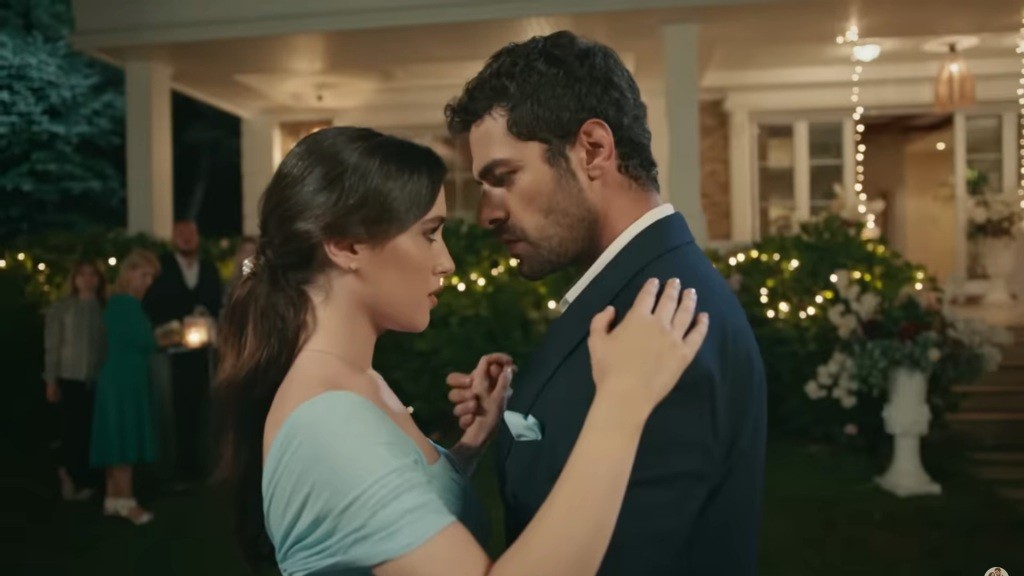 Halil i Zeynep tańczą na przyjęciu.