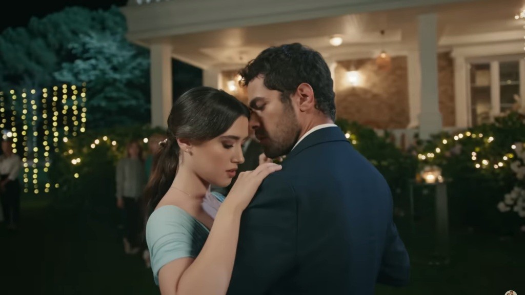 Zeynep trzyma rękę na barku Halila w czasie ich tańca.