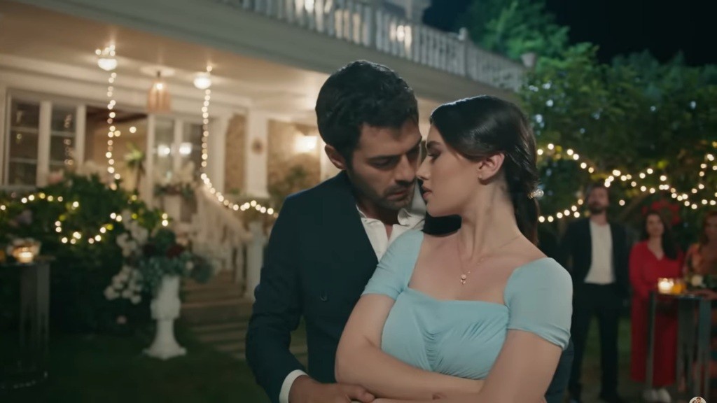 Halil obraca Zeynep w ramionach.