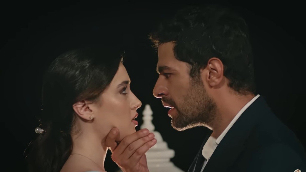 Halil unosi podbródek Zeynep.