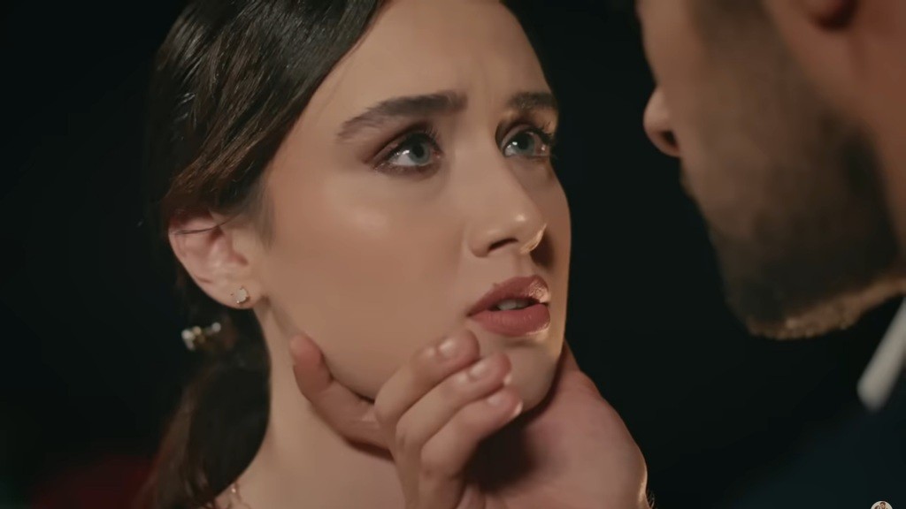 Halil dotyka podbródka Zeynep, patrząc jej prosto w oczy.