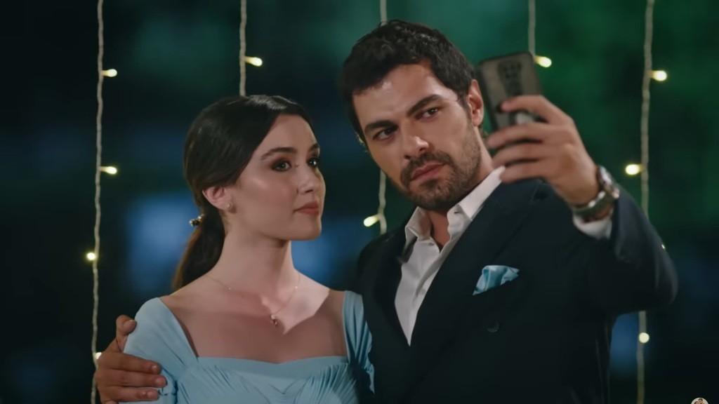 Halil i Zeynep robią sobie "selfie".