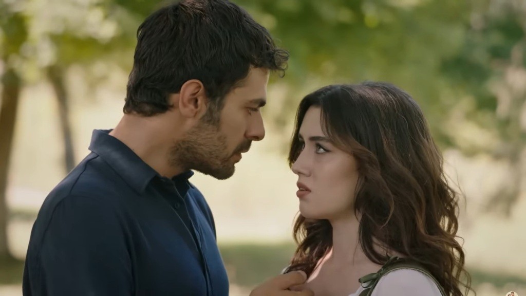 Halil i Zeynep wpatrzeni w siebie.