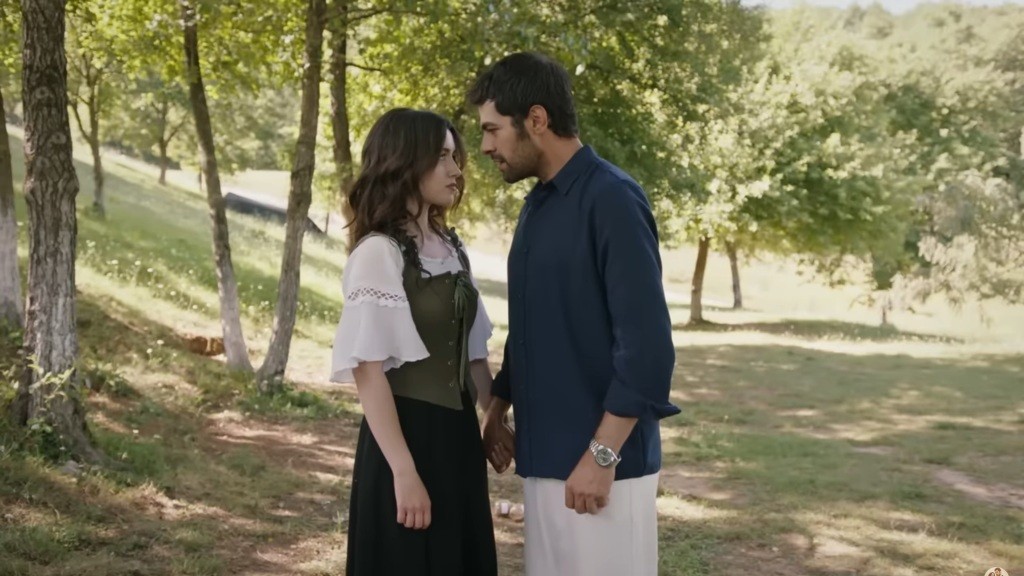 Zeynep i Halil stoją naprzeciwko siebie.