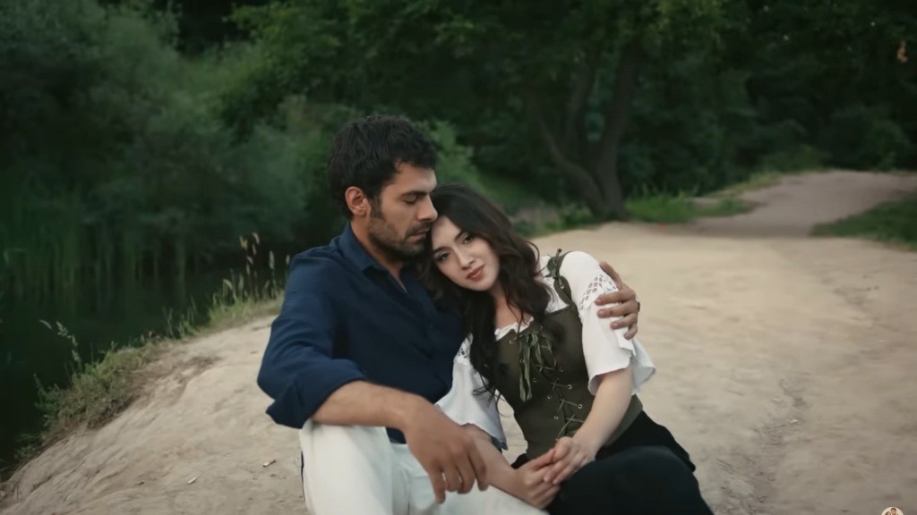 Halil obejmuje Zeynep, a ona kładzie głowę na jego barku.